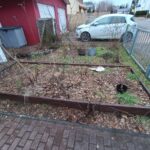 Ehemaliges Gemüsebeet im Vorgarten vor dem Bau des kleinen Naturteichs