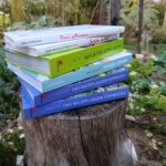 Naturgarten-Bücher von Ulrike Aufderheide, Brigitte Kleinod, Friedhelm Strickler, Reinhard Witt und Janet Glausch im Garten