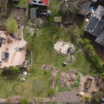 Garten während der schrittweisen Umgestaltung zum naturnahen Garten aus der Vogelperspektive