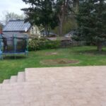 Garten vor der naturnahen Umgestaltung mit großer Rasenfläche und wenigen Strukturen